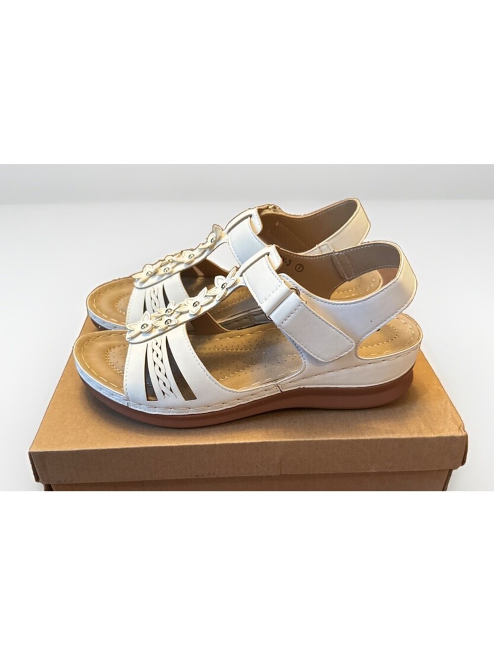 NIB Qierhaoo Ferry 3 White Women’s Sandals with Cushioned Footbed Size 7 - Picture 2 of 5